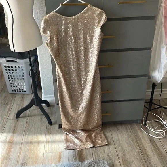 Dress the Population Shimmering Sequin Maxi Dress in Gold - Picture 4 of 11